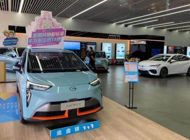 這兩天,新能源汽車賣爆了!展車都被搶購!咋回事→