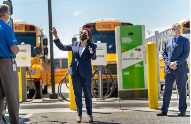拜登呼吁提高美國電動汽車產能，“追上并超越中國”