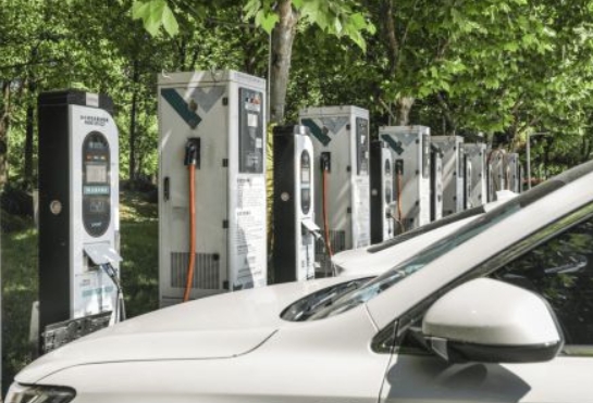 開慣電動車后，真的再也開不慣燃油車了嗎？網友：此話不假