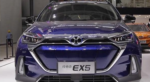 國產新能源車又添一大將，外觀時尚，智能配置豐富，續(xù)航400公里