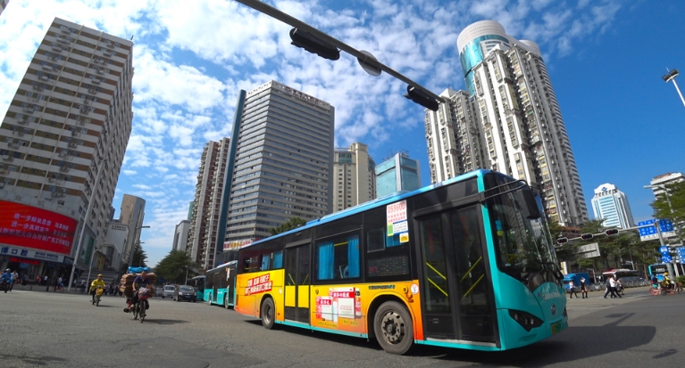 也是與豐田的合資企業(yè)。中國(guó)電動(dòng)汽車制造商“比亞迪”主導(dǎo)日本電動(dòng)公交車的戰(zhàn)略