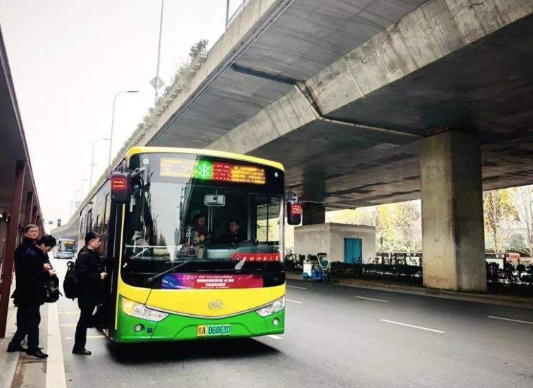 安徽合肥:新能源汽車(chē)駛向“高速路”