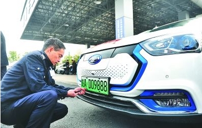 安徽合肥:新能源汽車(chē)駛向“高速路”