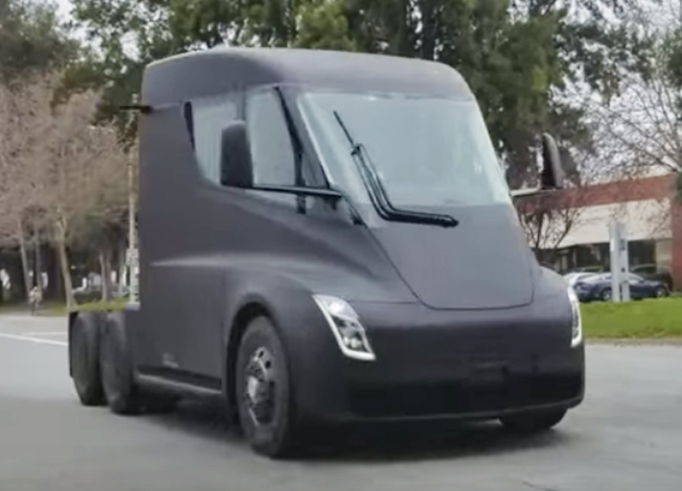 特斯拉半電動半掛卡車原型 這個(gè)電動卡車停靠站不提供汽油或柴油——只有25兆瓦的太陽能補(bǔ)充充電