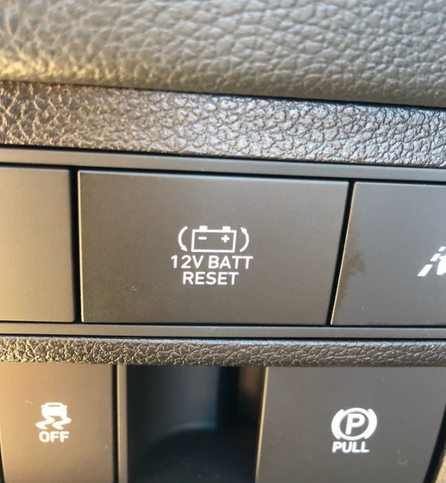 為什么電動汽車仍然使用12伏電池？