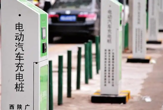 中國充電聯盟:10月電動汽車公共充電樁環比增加3.9萬臺同比增長57.71%