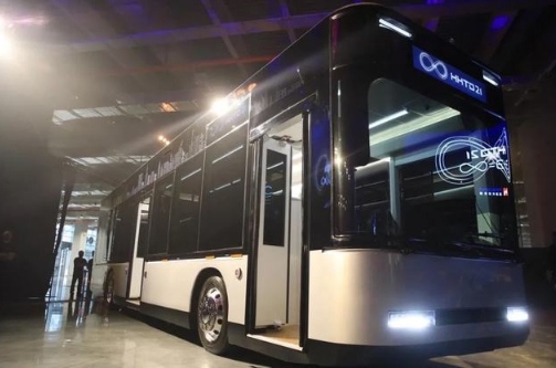 蘋果造車還未成，富士康竟搶先一步！首款電動車ModelT下月交付