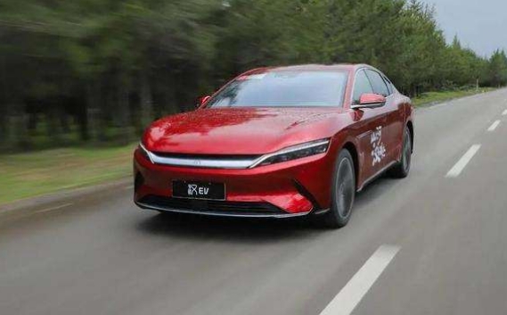 14億國人不懂了：電動汽車和燃油汽車，到底買哪一個更劃算呢？