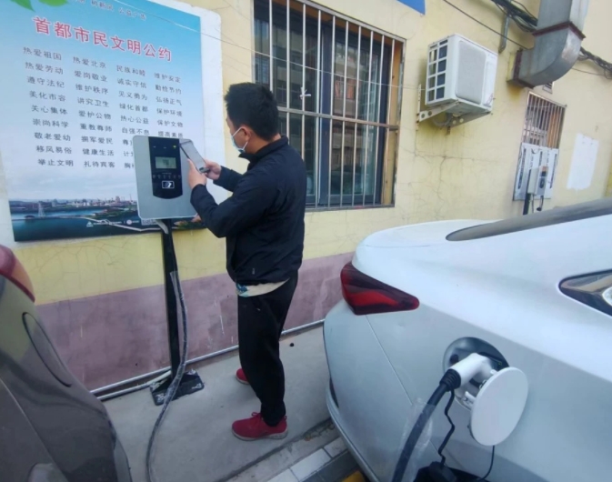 古城街道西路南社區(qū)安裝智能充電樁為居民電動汽車充電
