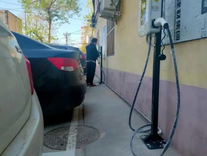 古城街道西路南社區(qū)安裝智能充電樁為居民電動汽車充電