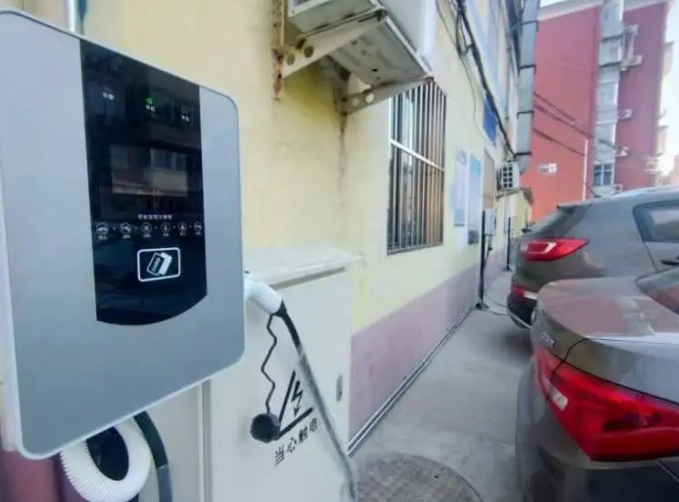 古城街道西路南社區(qū)安裝智能充電樁為居民電動汽車充電