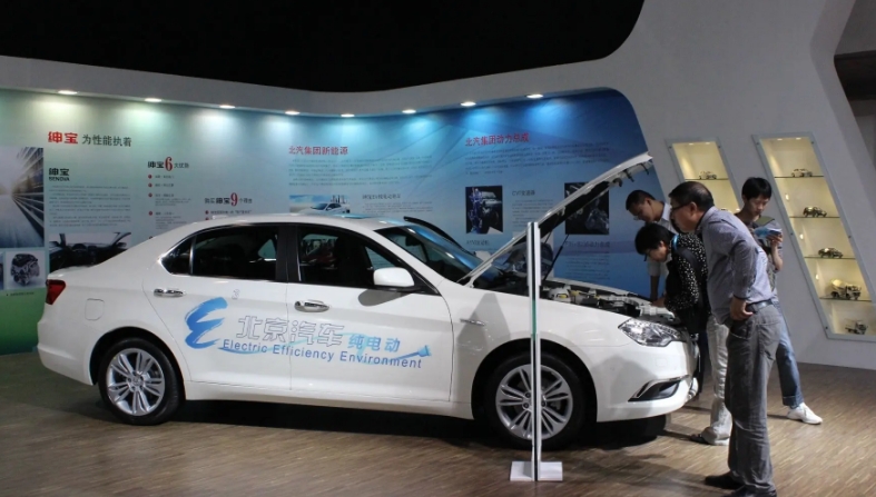 新能源汽車產(chǎn)銷延續(xù)快速增長勢頭龍頭企業(yè)首季業(yè)績亮眼