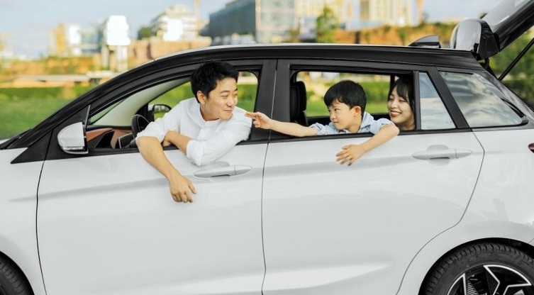 續航408公里，電動屋首款小型電動汽車YOUNG光小新亮相