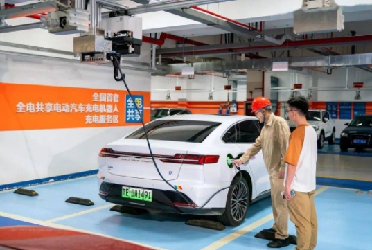 全國首個電動汽車充電機器人在蘇州投入運行