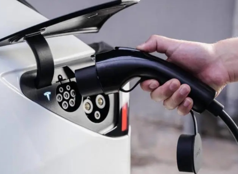 電動(dòng)汽車充完電忘拔充電槍會(huì)對(duì)汽車造成損害嗎?