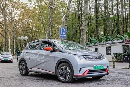 美國(guó)2023年純電動(dòng)汽車?yán)塾?jì)銷量破100萬輛,同比增50.7%
