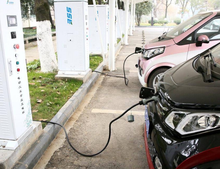 法國電動汽車高速路可邊開車邊充電,預計今年9月進行測試