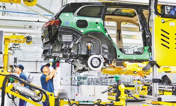 沙坪壩:新能源汽車智慧工廠生產(chǎn)忙