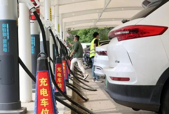 緩解出行“里程焦慮”,南京持續(xù)優(yōu)化電動汽車充電服務