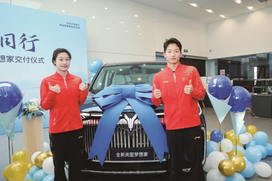 嵐圖汽車向奧運(yùn)冠軍王宗源、昌雅妮交付全新嵐圖夢想家