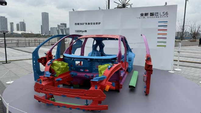 智己汽車舉辦首個行業“破爛”藝術展