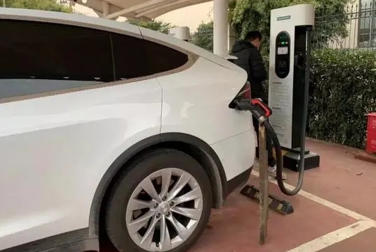 新能源汽車春節(jié)出行續(xù)航24小時有保障
