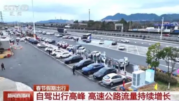多地出現新能源車充電排隊情況公眾自駕出行處于高峰期