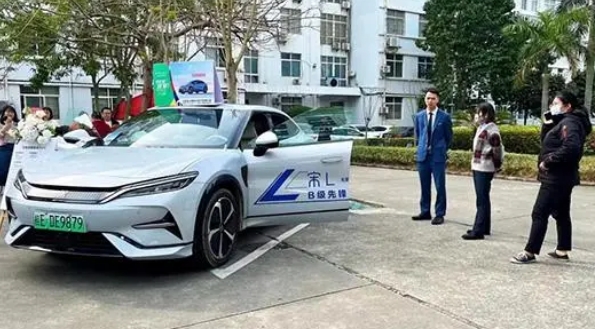 北海市銀海區(qū)開(kāi)展新能源汽車(chē)春節(jié)進(jìn)機(jī)關(guān)展銷(xiāo)活動(dòng)