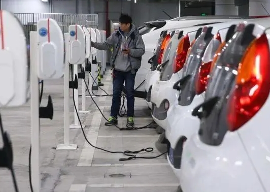 歐洲車企打不過中國電動車,再次“轉型”燃油車