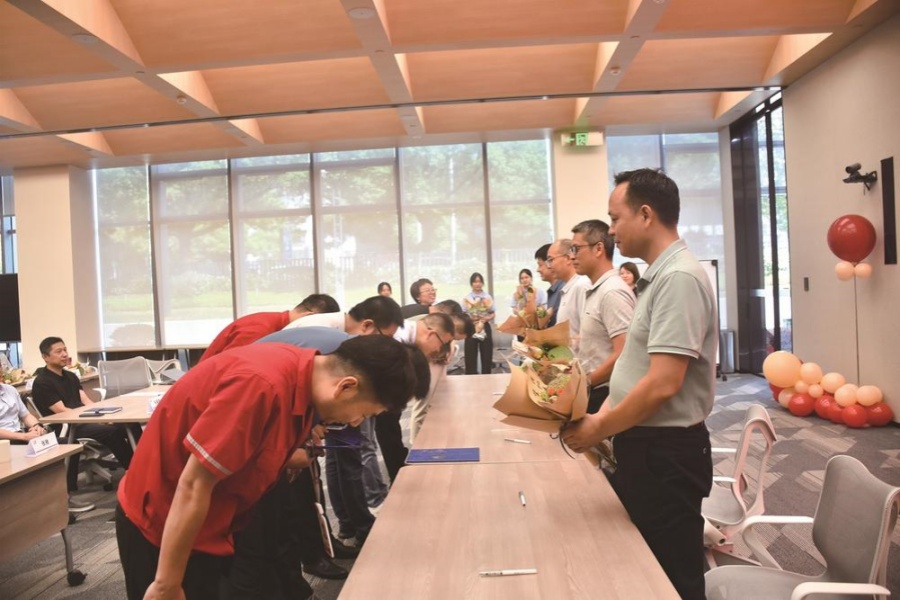 向導師深鞠一躬