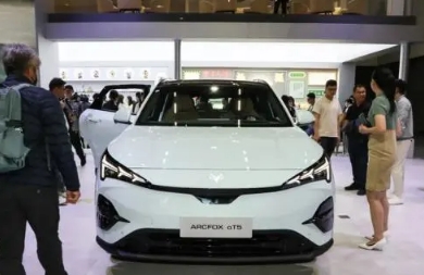 極狐阿爾法T5動力澎湃,續(xù)航無憂,極狐汽車打造電動出行新享受