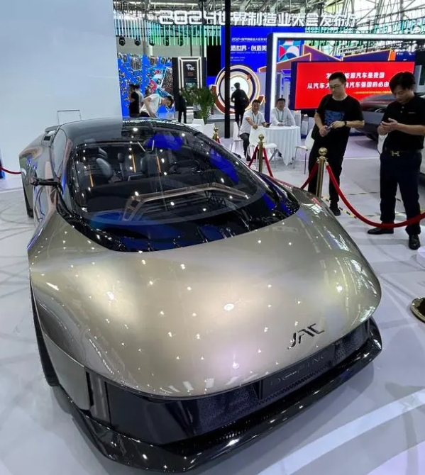 黑龍江省首個(gè)新能源專用汽車產(chǎn)業(yè)項(xiàng)目新車下線