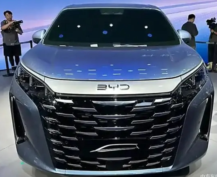比亞迪王朝系首款中大型旗艦MPV“夏”全球首發亮相