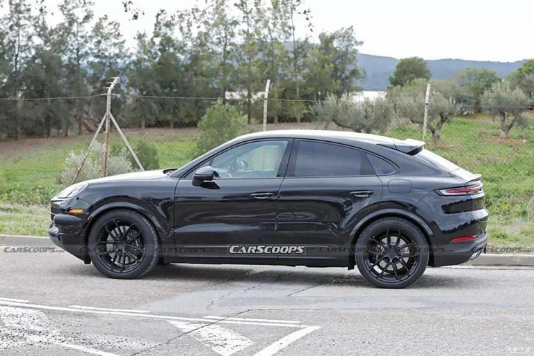新款保時捷Cayenne Coupé曝光:溜背造型配“鯊魚鰭”,燃油動力依舊強勁? 新款保時捷CayenneCoupé曝光:溜背造型配“鯊魚鰭”,燃油動力依舊強勁?