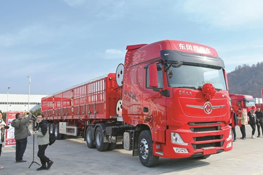 東風(fēng)商用車批量交付倉(cāng)柵式頭掛一體車