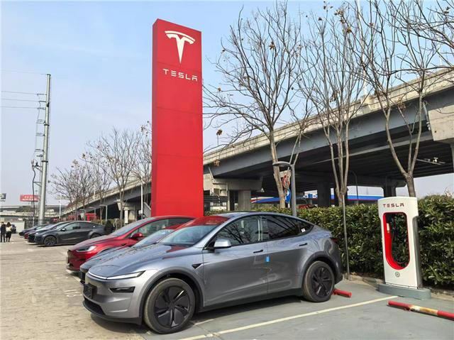 特斯拉煥新Model Y開啟交付,首批車主表示“驚喜” 特斯拉煥新ModelY開啟交付,首批車主表示“驚喜”