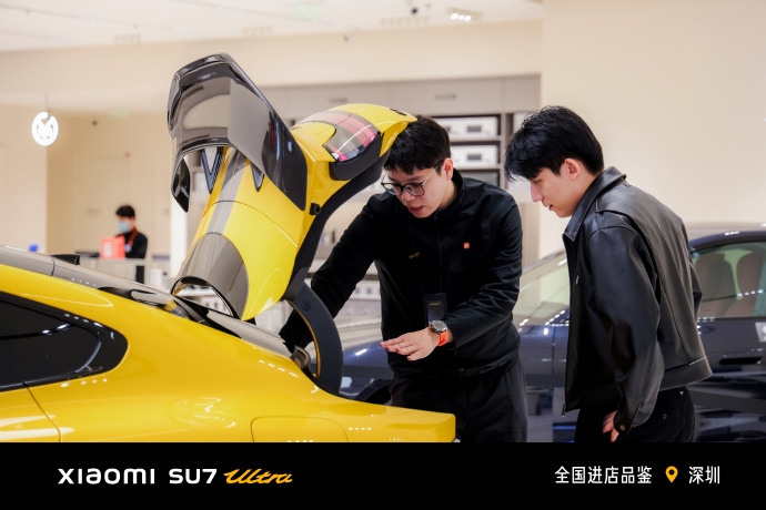 小米SU7Ultra開放品鑒,雷軍趣談金標引熱議