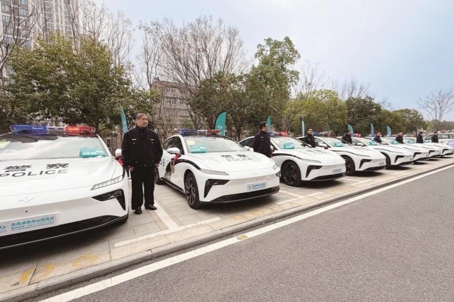 東風(fēng)奕派eπ007首批警務(wù)車交付