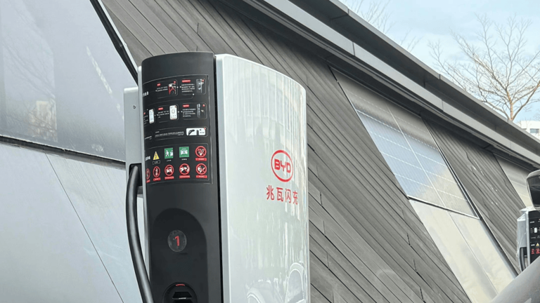 比亞迪超級(jí)閃充引領(lǐng)電車進(jìn)入兆瓦時(shí)代，6分鐘滿電能否顛覆油車地位？