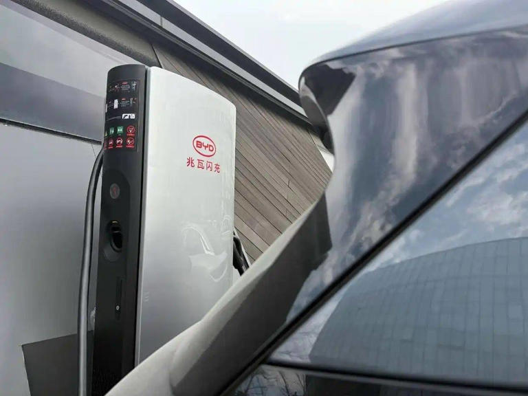 比亞迪引領！兆瓦級閃充時代，燃油車何去何從？