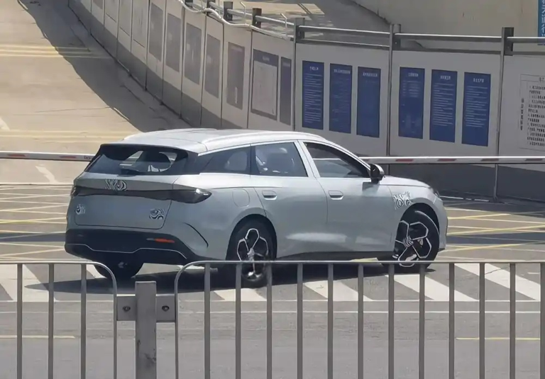 比亞迪海豹06旅行版DM-i實(shí)車曝光，10萬級瓦罐不是夢