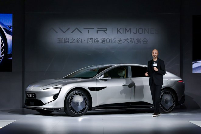 售價70萬限量700臺KimJones聯(lián)名版阿維塔012開啟全球交付