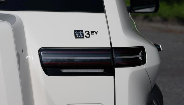 方程豹又一款全新SUV！比豹5帥氣，4.9秒破百+云輦C，或低于20萬