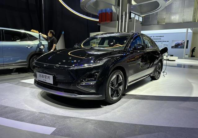 續(xù)航610公里僅9萬起，五菱星光EV亮相車展，能否干翻比亞迪？