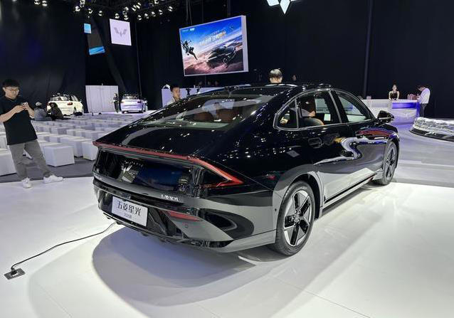 續(xù)航610公里僅9萬起，五菱星光EV亮相車展，能否干翻比亞迪？