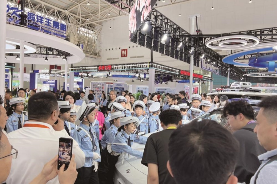 “小小警察”愛東風(fēng)警車