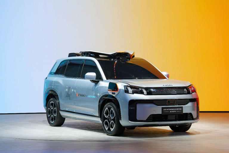 全球首輛前裝量產(chǎn)L4,一臺(tái)車10顆激光雷達(dá) 全球首輛前裝量產(chǎn)L4,一臺(tái)車10顆激光雷達(dá)