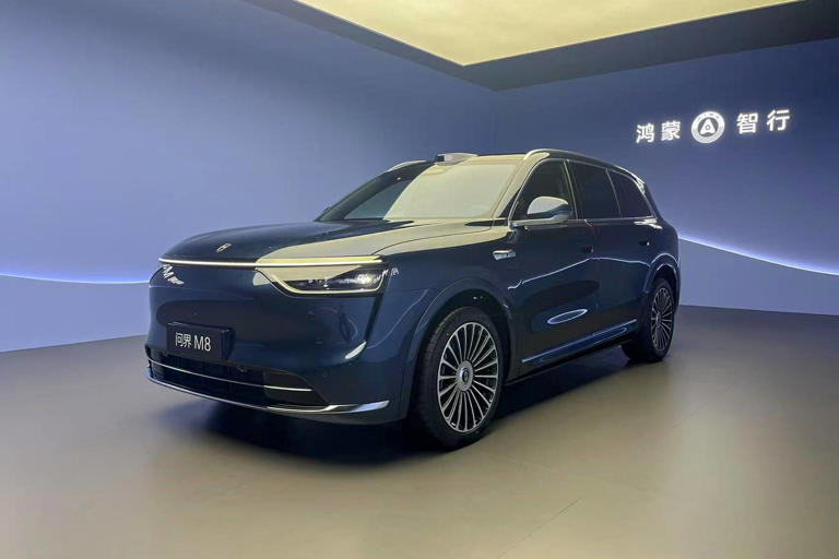 問界M8實(shí)車亮相,預(yù)售火爆超7萬訂單,4月即將上市引期待! 問界M8實(shí)車亮相,預(yù)售火爆超7萬訂單,4月即將上市引期待!
