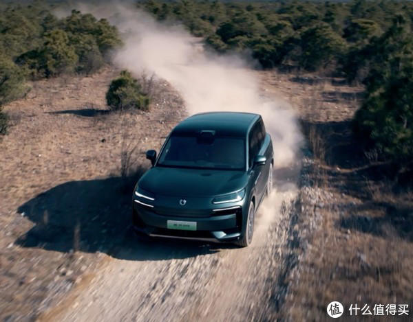 比亞迪新旗艦SUV，時速180KM爆胎不失控，加速3.9秒，油耗6.3L