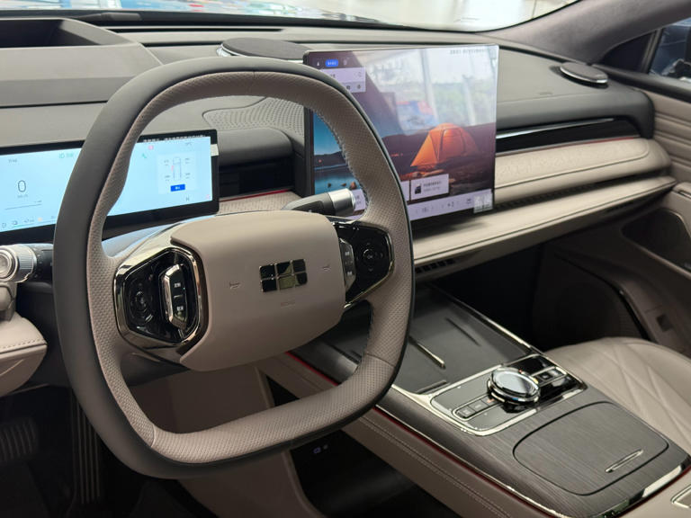 吉利發布豪車,長超5米超級混動,13萬預售真有點“離譜”! 吉利發布豪車,長超5米超級混動,13萬預售真有點“離譜”!